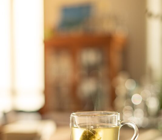 건강한 다이어트를 위한 겨울철 간편 레시피 clear glass mug on brown wooden table