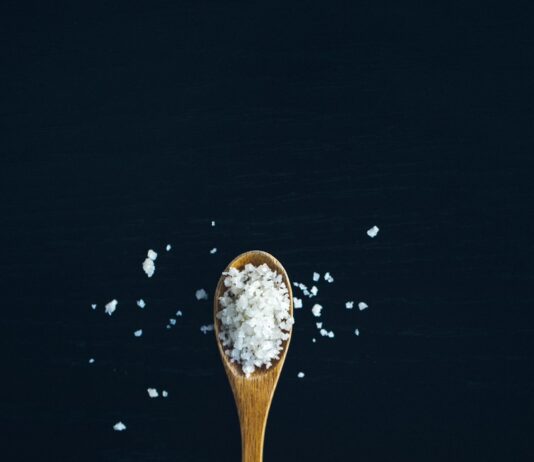 건강을 위한 저염식: 염분 조절이 중요한 이유 brown wooden spoon