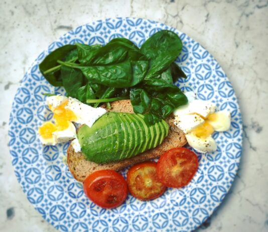 겨울에 필수로 먹어야 할 영양소 cooked food with vegetables served on plate