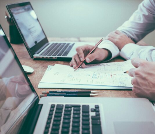 찾아가는 심뇌혈관 건강교실로 직장인 건강 지킨다 person holding pencil near laptop computer