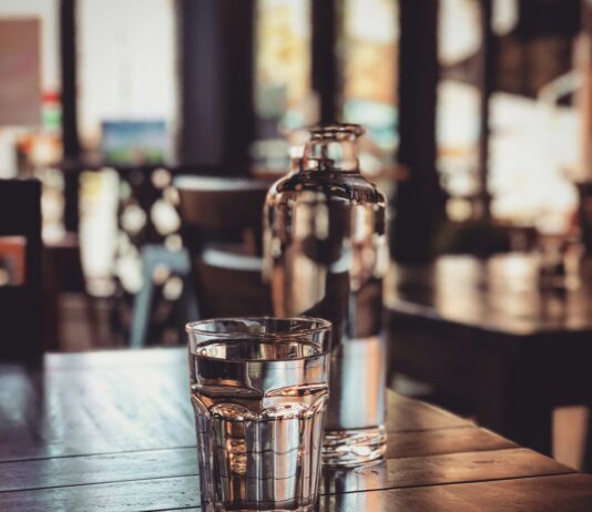 단기간 찐 살을 다시 빼는 팁 clear drinking glass on table