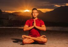 허리사이즈를 한 치수 줄이는 생활 습관 a man in a red shirt is doing yoga