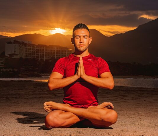 허리사이즈를 한 치수 줄이는 생활 습관 a man in a red shirt is doing yoga