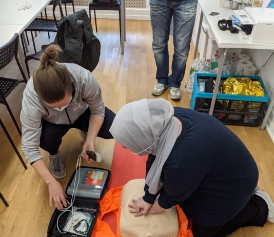 심폐소생술 인지율 전국 1위…건강 지표 전반 ‘청신호’ man in black sweater and white pants sitting on brown wooden table