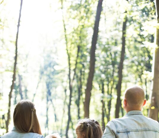 부모님과의 관계를 개선하는 방법 man and woman holding hands together with boy and girl looking at green trees during day