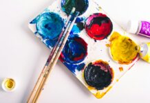 스트레스를 줄이고 몸을 건강하게 만드는 방법 brown paint brushes on assorted-color paint palette