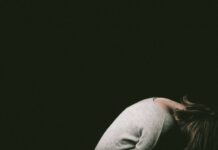 청년지원센터, 청년 우울증 치료비 지원 woman in gray long sleeve shirt