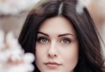 피부를 환하고 탄력있게 개선하는 방법 woman standing near white petaled flower