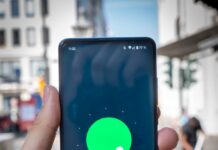 디지털 디톡스를 실천하는 법 black android smartphone displaying blue and red apple logo