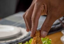 기름진 음식을 먹고 살이 찌지 않는 방법 person dipping fried cuisine on dip