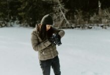 새해에 시작하는 유익한 취미와 활동 woman holding black digital camera standing on ground filled with snow