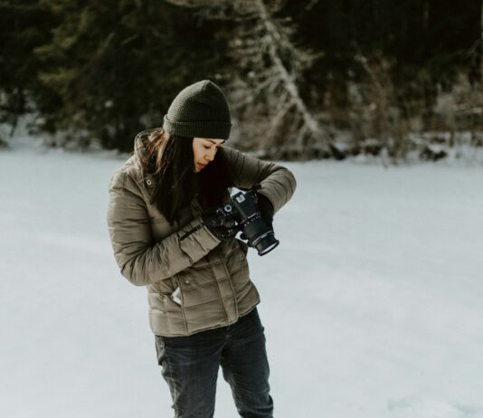 새해에 시작하는 유익한 취미와 활동 woman holding black digital camera standing on ground filled with snow