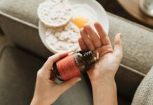 프로바이오틱스가 면역력에 미치는 과학적 증거 person holding red bottle