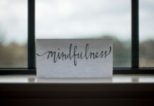 새해에는 마음의 정리부터 시작하자 mindfulness printed paper near window