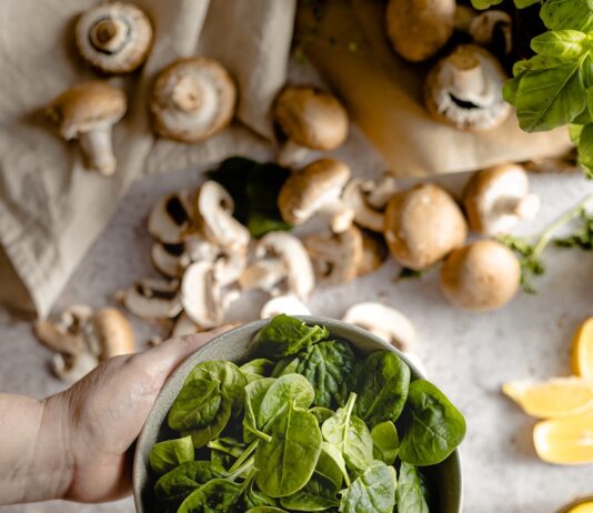 고혈압을 낮추는 생활 속 작은 변화 green leaves on white ceramic bowl