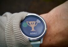 운동 목표를 설정하고 꾸준히 실천하는 법 a close up of a person's wrist with a watch on it