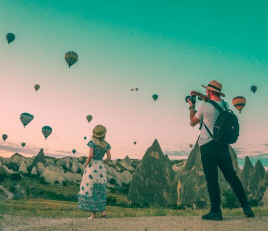 여행 계획 세우기 – 올해는 어디로 떠날까? man taking photo of hot air balloons