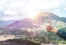 겨울철 운동 효과를 극대화하는 방법 human showing hand on top of mountain