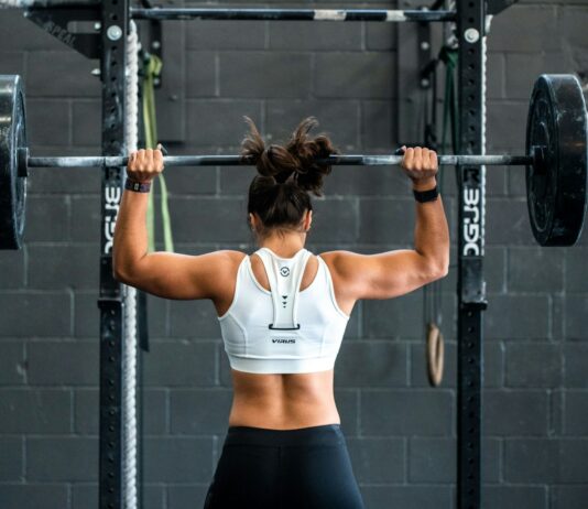 겨울철 체중 감량을 위한 운동 팁 woman doing weight lifting