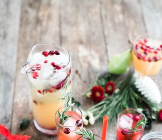 헬시 푸드 vs 저칼로리 푸드 : 어느 것이 더 효과적일까? assorted drinking glasses on brown wooden surface