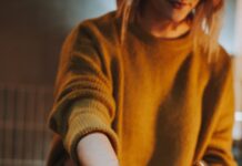 감기 예방을 위한 손 씻기의 과학적 중요성 photo of woman holding brass-colored faucet