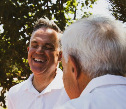 노화와 건강: 나이를 거스르는 생활 비법 two men near trees