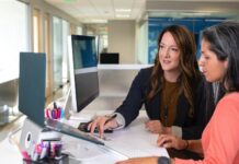 직장에서 더 나은 성과를 내는 법 woman in black blazer sitting at the table