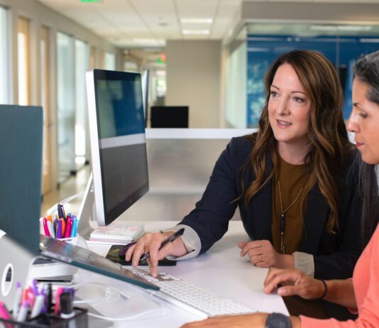직장에서 더 나은 성과를 내는 법 woman in black blazer sitting at the table