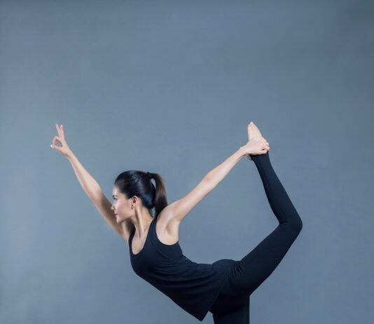스트레스 해소와 체력 증진을 동시에 woman in black tank top and black pants raising her hands