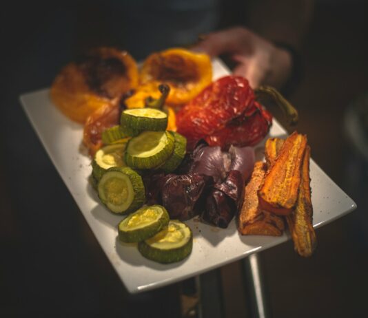 겨울철 다이어트를 돕는 저칼로리 요리법 sliced fruits on white ceramic plate