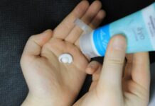 건강한 겨울철 라이프스타일 가이드 blue and white plastic bottle