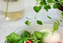 면역력 강화를 위한 간단한 식사법 red tomato on bowl