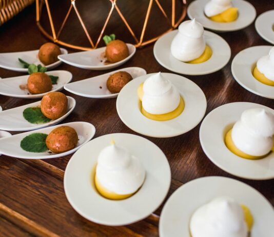 당뇨병 관리: 혈당을 낮추는 식단과 생활 습관 white ceramic plates