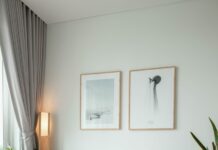 정리정돈으로 시작하는 삶의 변화 a living room filled with furniture and a large window