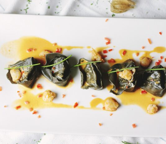 스트레스가 체중 증가로 이어지는 이유와 해결책 dish served on white plate