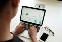 새해의 운동 목표, 실현 가능한 계획 세우기 person using MacBook Pro