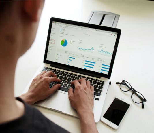 새해의 운동 목표, 실현 가능한 계획 세우기 person using MacBook Pro