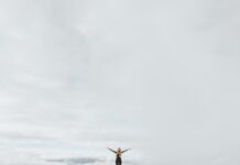 새해 목표 설정, 현실적으로 이룰 수 있는 계획 woman standing on top of hill