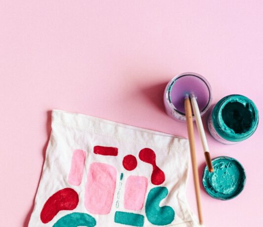 새해에 도전하고 싶은 새로운 취미 white and red crew-neck shirt beside paint with brushes