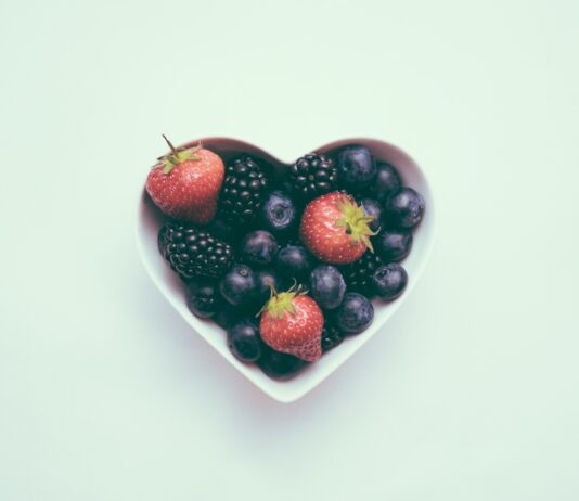 비만 관리에 중요한 운동과 식단의 조화 heart-shaped bowl with strawberries