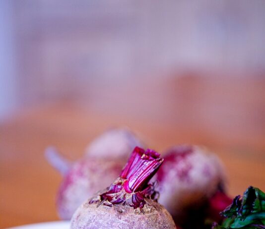 자연적인 간 해독 방법: 식물 기반의 해독 음식 onion on white plate