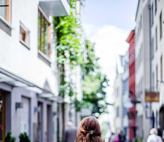무릎 관절에 좋은 걷는 방법 woman wearing gray top walking on sidewalk during daytime