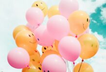 심리적 회복력: 정신적 안정이 치료에 미치는 영향 low-angle photo of pink and orange balloons