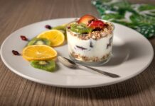 다이어트 성공을 위한 체중 감량 계획 ice cream with sliced lemon on white ceramic plate