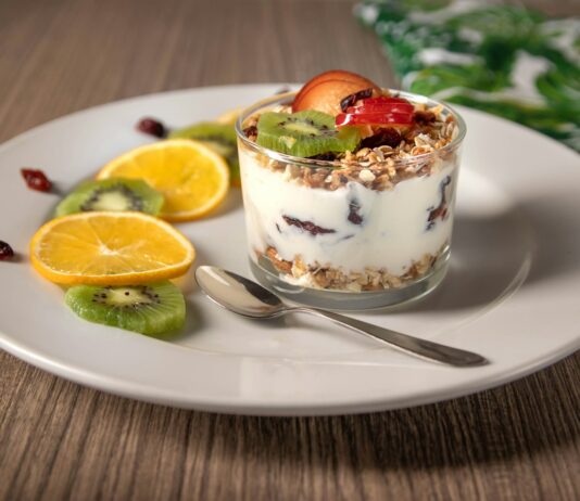 다이어트 성공을 위한 체중 감량 계획 ice cream with sliced lemon on white ceramic plate