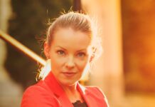 자세가 척추 건강에 미치는 영향: 올바른 자세 유지하기 a person in a red suit