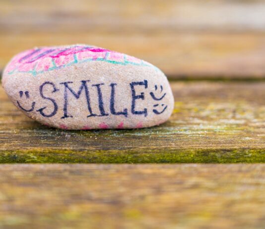 새해를 맞이하는 마음가짐: 긍정적 변화의 시작 white and purple heart shaped stone