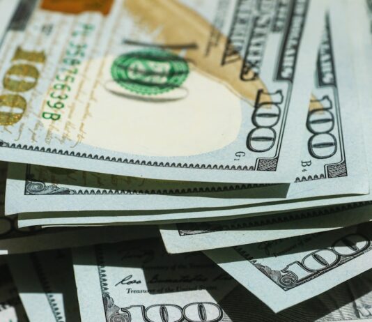 2025년, 경제적 자유를 위한 재정 계획 세우기 white and black printer paper