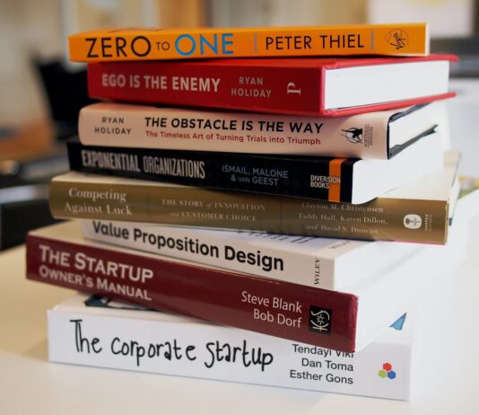 새해에 꼭 읽어야 할 책 10권 pile of assorted-title books