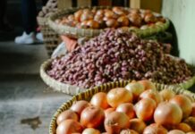 전통시장 활성화의 핵심 열쇠는? orange and red tomatoes on brown woven basket